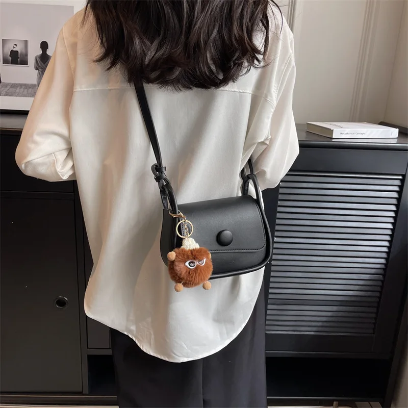 Nyár Új PU crossbody táskák nőknek Koreai alkalmi ingázó Kis négyzet alakú táska Egyvállú táska Messenger táskák medállal