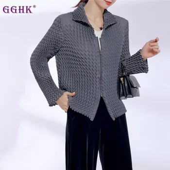 GGHK Miyake rakott 2024 tavasz Új nők vékony kabát Egyszínű hajtóka cipzár design Divat retro női kabát